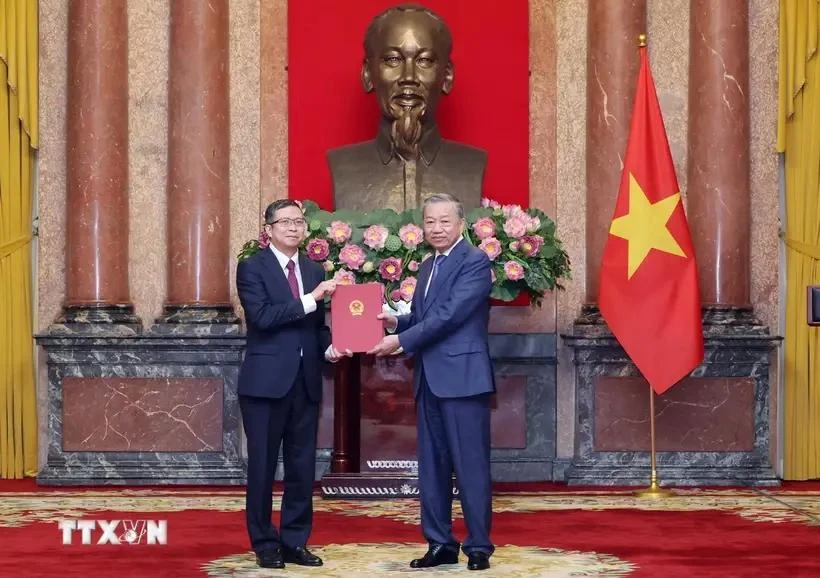 Party General Secretary and State President To Lam (R) presents appointment decision to Ambassador Pham Thanh Binh (Photo: VNA)