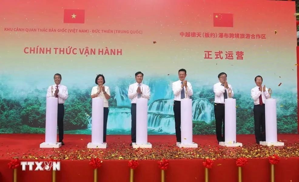 Delegates launch the official opening of the Ban Gioc (Vietnam) - Detian (China) Waterfalls landscape site. (Photo: VNA)