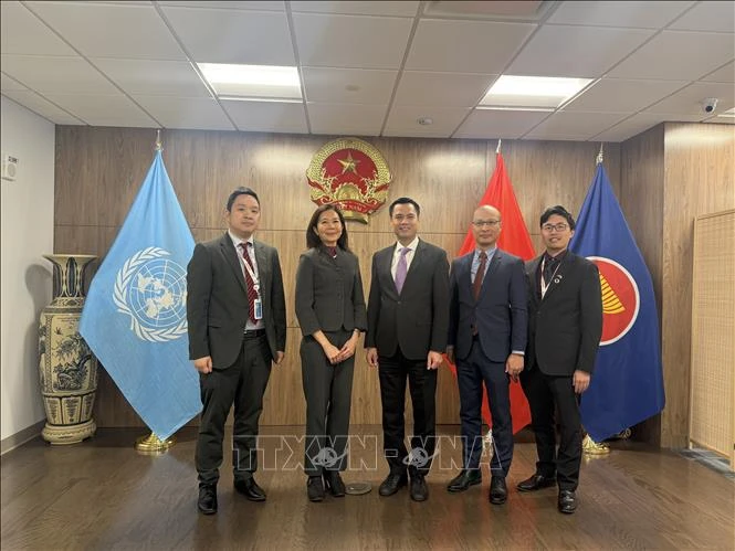 Ambassador Dang Hoang Giang, Permanent Representative of Vietnam to the UN (C) and UN Resident Coordinator Pauline Tamesis (Photo: VNA)