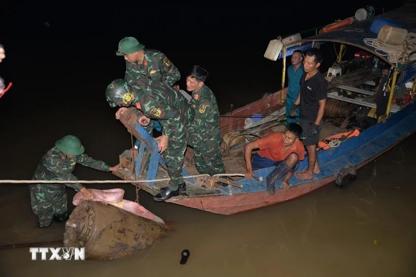 Sappers lift up the bomb (Photo: VNA)