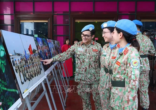 Female soldiers visit the photo exhibition (Photo: VNA)