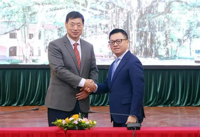 Editor-in-Chief of Nhan Dan Newspaper Le Quoc Minh (R) welcomes Yonhap News Agency's President and CEO Hwang Dae-il (Photo: VNA)