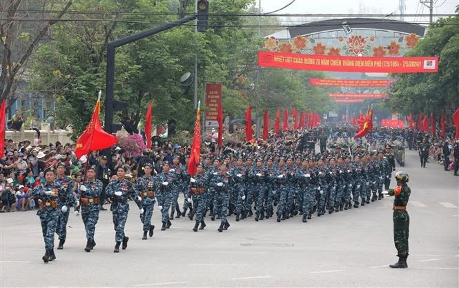 The cyber warfare unit participates in a parade on the street. (Photo: VNA)