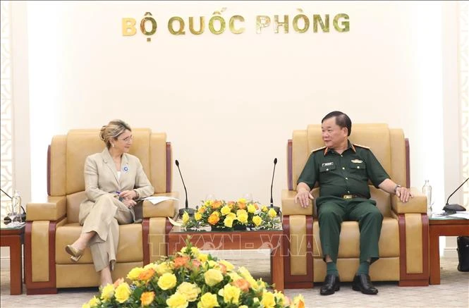 Deputy Minister of National Defence Sen. Lieut. Gen. Hoang Xuan Chien (R) and visiting French Secretary of State for Veterans and Memory Patricia Miralles at their meeting in Hanoi on May 5. (Photo: VNA)