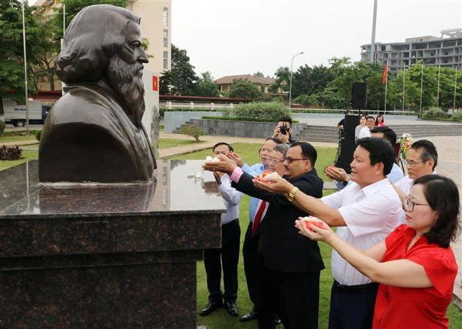At the floral tribute to mark the 163rd birth anniversary of Indian poet Rabindranath Tagore (May 7, 1861 - 2024) at the international friendship park in Bac Ninh province. (Photo: VNA)