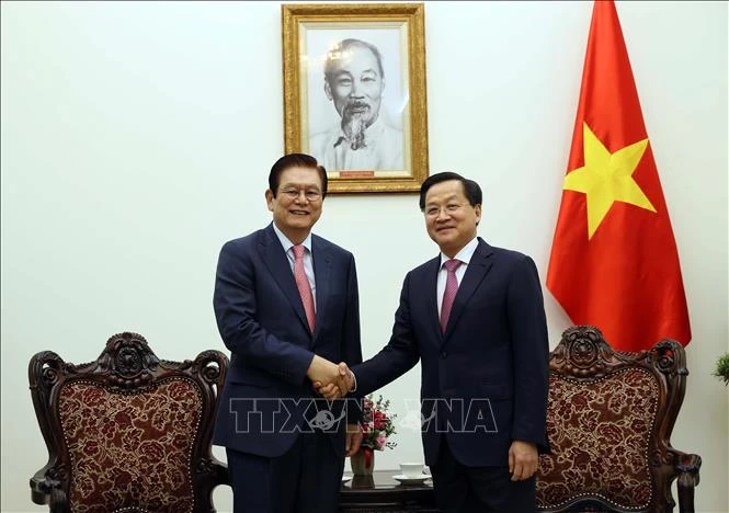 Deputy Prime Minister Le Minh Khai (R) and Lee Sang-Woon, Vice Chairman and COO of Hyosung Corporation, at their meeting in Hanoi on May 10. (Photo: VNA)