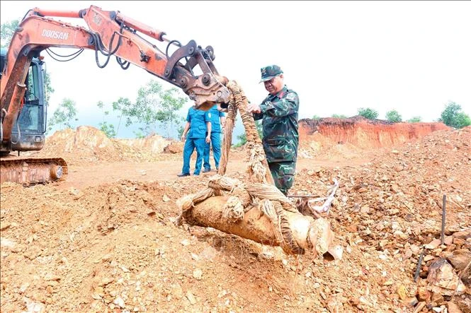 The wartime bomb is transported to a safe area for detonation (Photo: VNA).