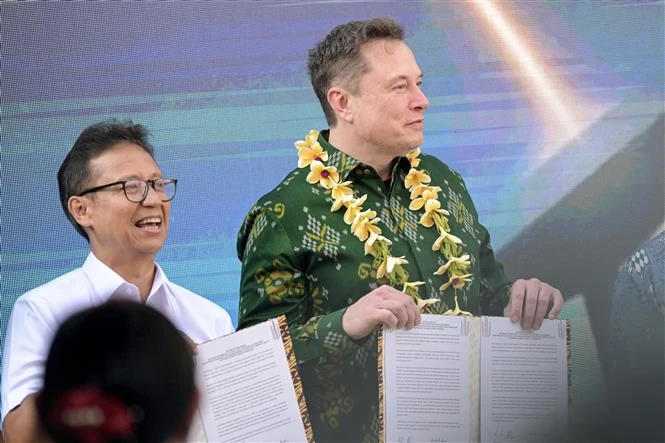 Indonesian Health Minister Budi Gunadi Sadikin (left) and SpaceX CEO Elon Musk attended the inauguration of the Starlink satellite internet service in Denpasar, Bali. (Photo: AFP/VNA)