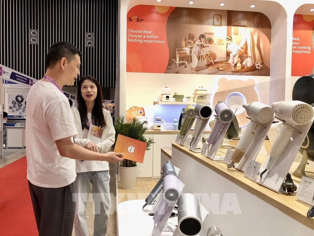 A buyer surveys supplies at the show. (Photo: VNA)