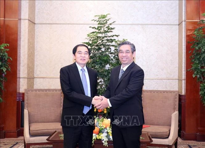 Vice Secretary of the Party Committee of Ho Chi Minh City Nguyen Phuoc Loc and Secretary of the Party Committee and Governor of Laos’ Houaphanh province Khamsay Saysompheng at their meeting on May 23. (Photo: VNA)