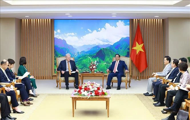 Prime Minister Pham Minh Chinh (R) at his reception for FedEx Express President and CEO Richard W. Smith in Hanoi on June 6. (Photo: VNA)