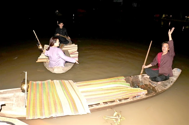 The Mekong Delta province of Dong Thap recreates the night market of the Dinh Yen sedge mat weaving village to create a unique tourism product for tourists. (Photo: VNA)