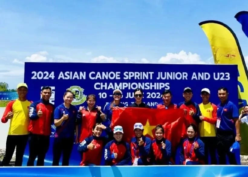 The Vietnamese squad at the 2024 Canoe Sprint Junior & U23 Championships in Thailand. (Photo: Vietnam Canoeing, Rowing and Sailing Federation)