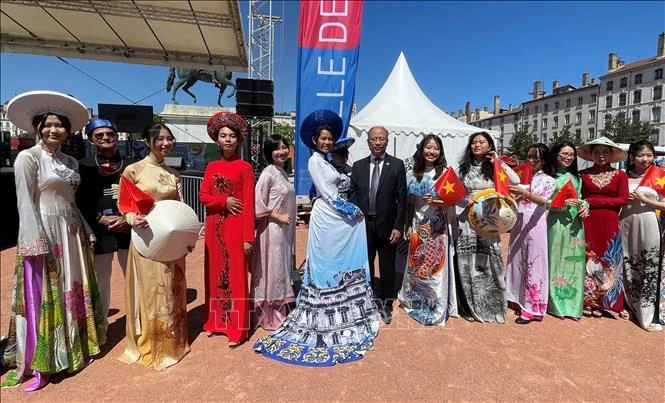 A show of Vietnamese traditional dress 'ao dai' at the event (Photo: VNA)