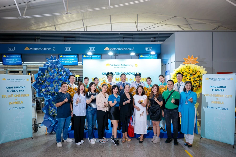 At the launch ceremony of Vietnam Airlines's inaugural flight from Vietnam to the Philippines on June 17. (Photo: VNA)