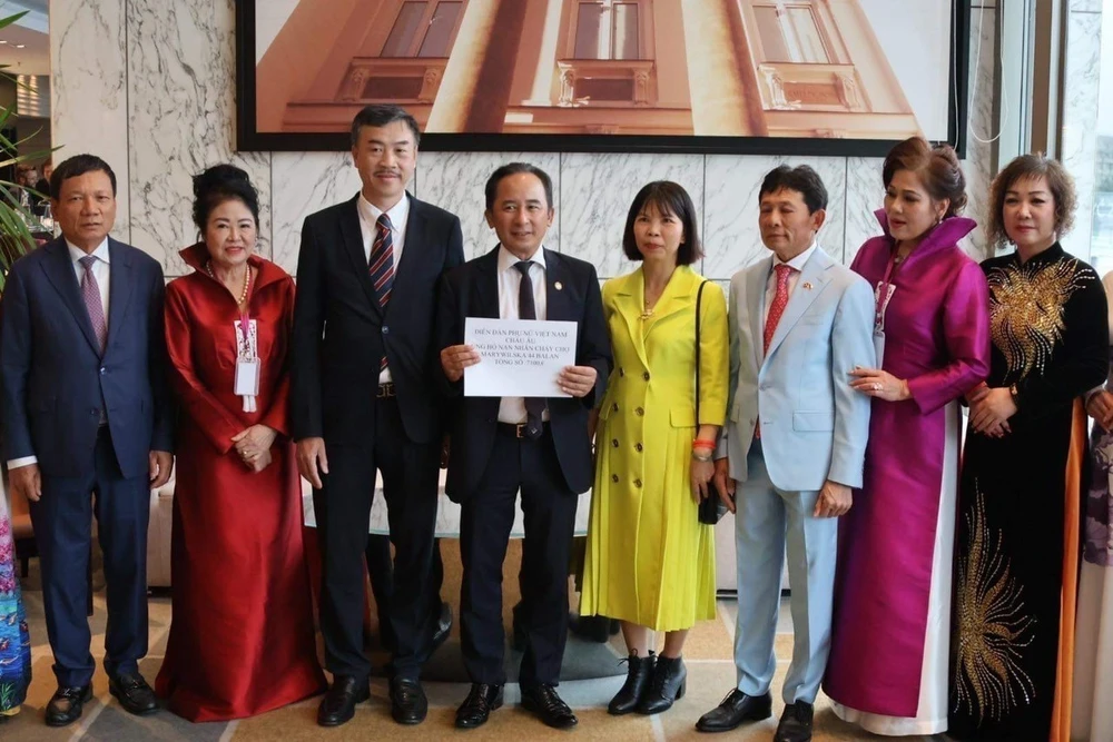 At the event in Warsaw on June 16 where 7,100 EUR worth of donations from members of the Vietnamese Women's Forum in Europe handed over to support small Vietnamese traders affected by the shopping centre fire. (Photo: VNA)