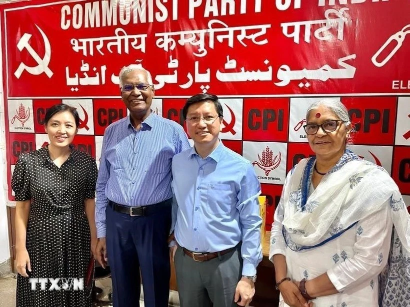 Vietnamese Ambassador to India Nguyen Thanh Hai (2nd from right) and General Secretary of the Communist Party of India D.Raja (3rd from right) in a group photo as part of their meeting in New Delhi on June 17. (Photo: Vietnam Embassy in India)