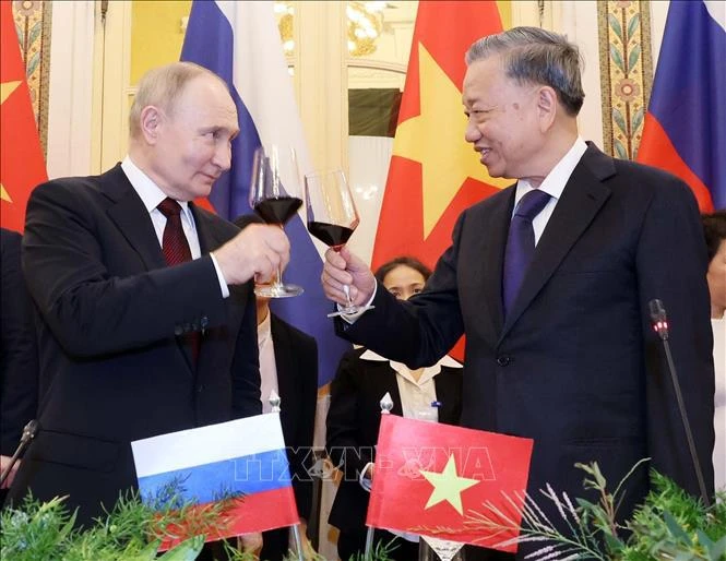 President To Lam (R) hosts a banquet in Hanoi on June 20 evening in honour of Russian President Vladimir Putin. (Photo: VNA)