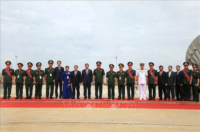 Cambodian Prime Minister Samdech Thipadei Hun Manet (9th from left) in a group photo with the Vietnamese delegation attending the ceremony marking the 47th commemoration day of the nation’s historical journey leading to the overthrow of the Pol Pot genocidal regime in Tboung Khmum on June 20. (Photo: VNA)