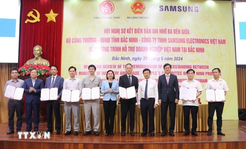 Delegates take a group photos after signing a memorandum of understanding on support programme for businesses in Bac Ninh in 2024. (Photo: VNA) 