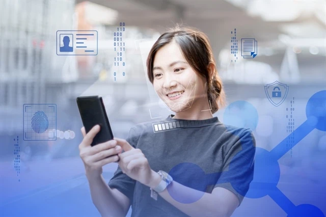  A customer uses online money transfer service. Banks must already have plans and hotline channels as well as arranging staff to be on duty for 24/7 service to promptly guide and support customers in registering and using biometric authentication information. (Photo: baochinhphu.vn)
