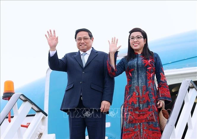Prime Minister Pham Minh Chinh (L) and his spouse (Photo: VNA)