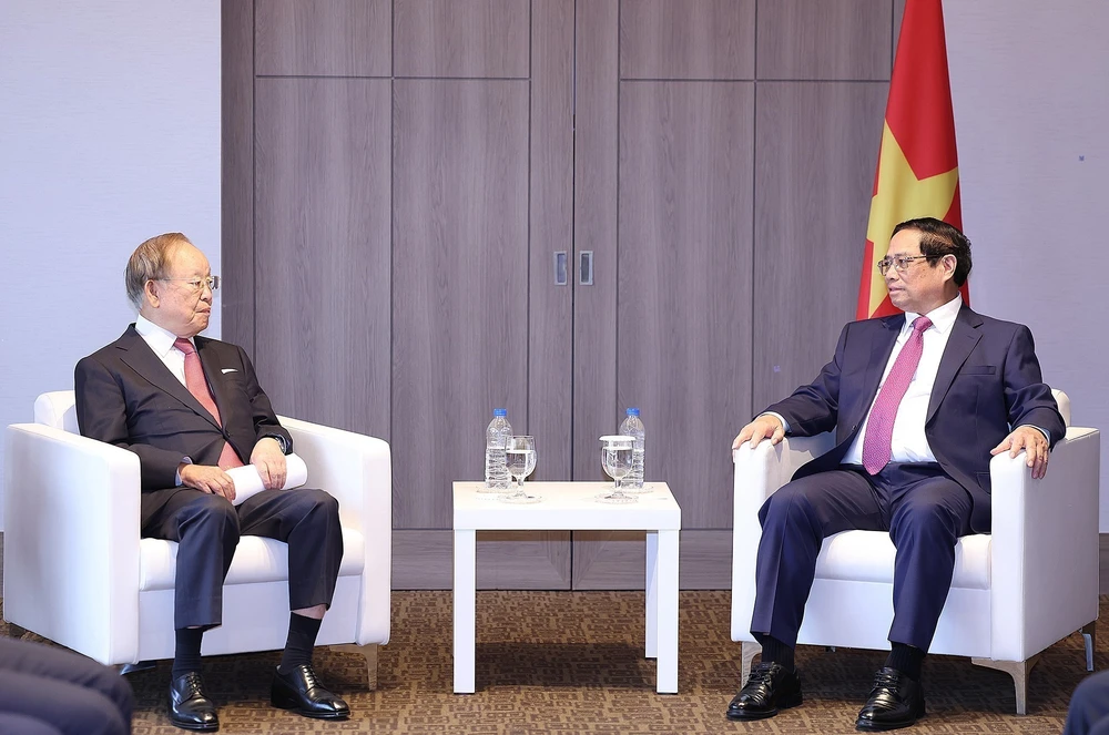 Prime Minister Pham Minh Chinh (R) and Chairman of CJ Group Sohn Kyung Shik at their meeting in Seoul on July 3. (Photo: VNA)