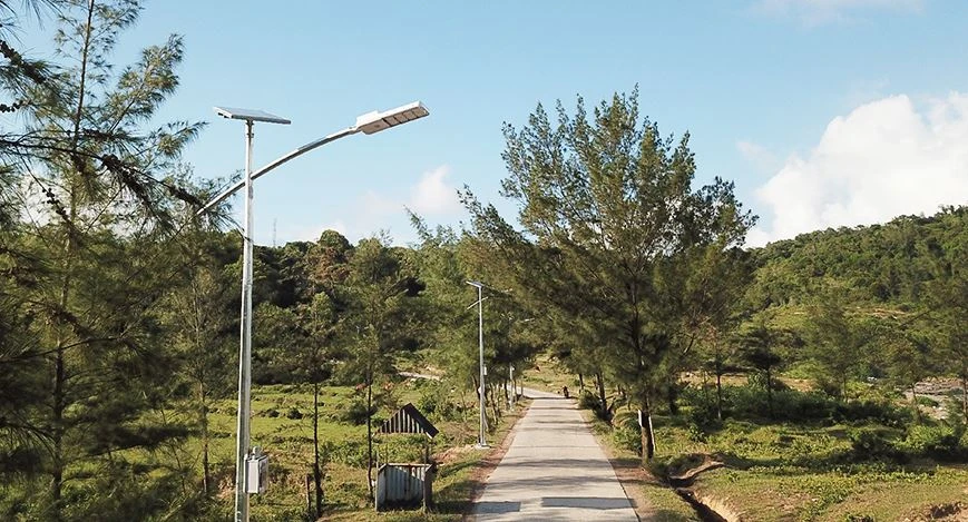 Solar-powered streetlights from the lighting project are installed for testing along a road to Mong Rong rock beach in Co To island district, Quang Ninh province. (Photo: rangdong.com.vn)