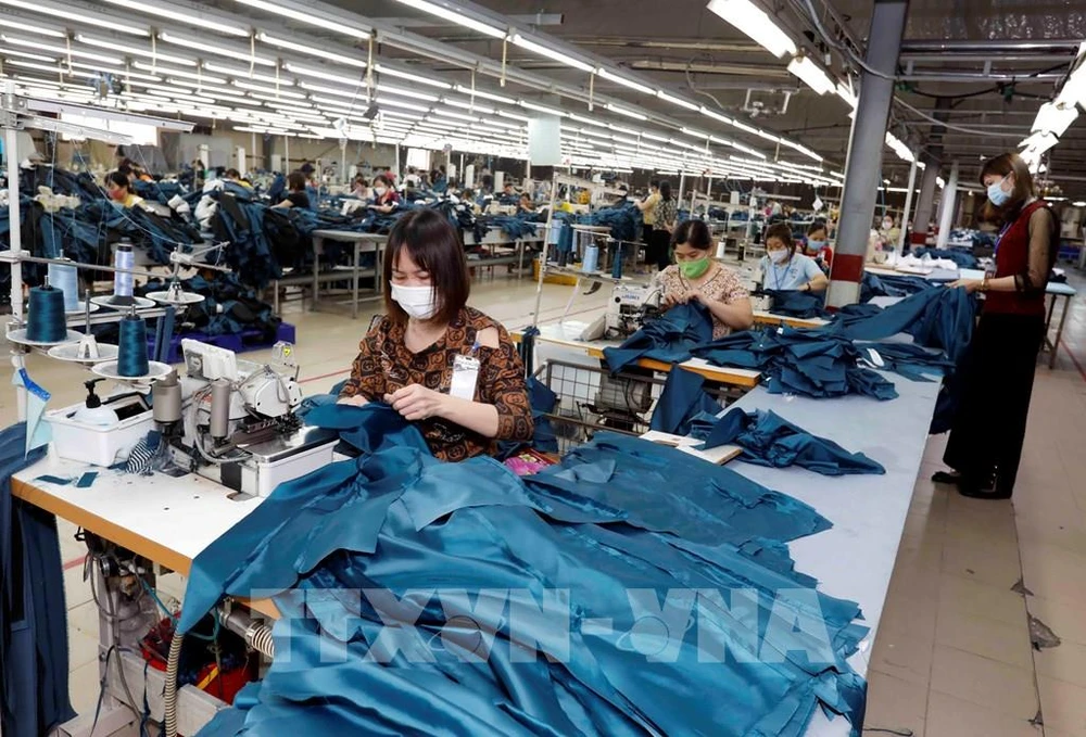 Making apparel products for export to Spain at the Ho Guom garment company in Hung Yen province (Photo: VNA) 