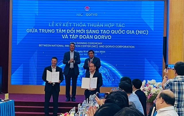 An exchange of the Memorandum of Understanding between NIC and Qorvo. (Photo: VNA)