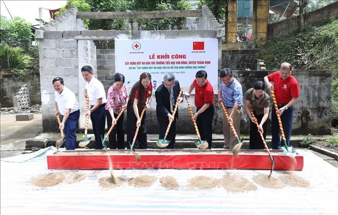 At the July 17 groundbreaking ceremony for the construction of a new semi-boarding kitchen at Kim Dong primary school in the northern border province of Lang Son’s Trang Dinh district. (Photo: VNA)