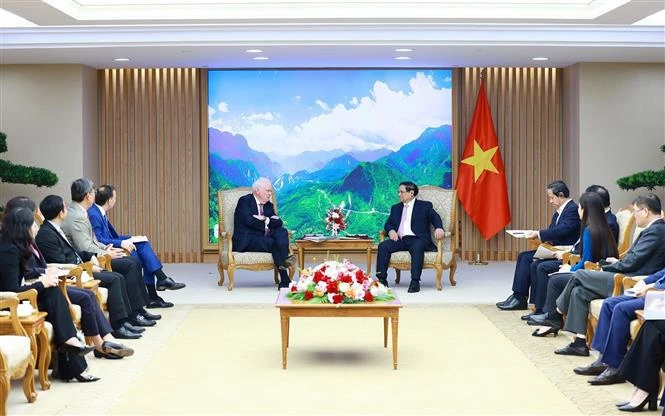 Prime Minister Pham Minh Chinh (centre, right) and Thomas Vallely, Chairman of the Board of Trustees at Fulbright University Vietnam, at their meeting in Hanoi on July 17. (Photo: VNA)