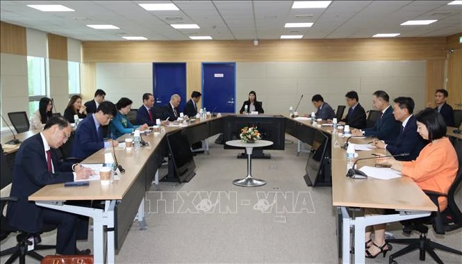 At the working session between a delegation from Vietnam's Ministry of Home Affairs (MoHA) and the Republic of Korea (RoK)'s National Human Resources Development Institute (NHI) on July 17. (Photo: VNA)