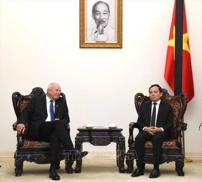 Deputy Prime Minister Tran Luu Quang (R) receives Donald McKinnon, special envoy of the New Zealand Government in Hanoi on July 25. (Photo: VNA)