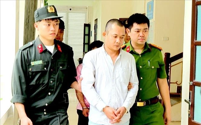 Nguyen Tinh (central), one of the four suspect, is arrested (Photo: Thanh Hoa Police) 