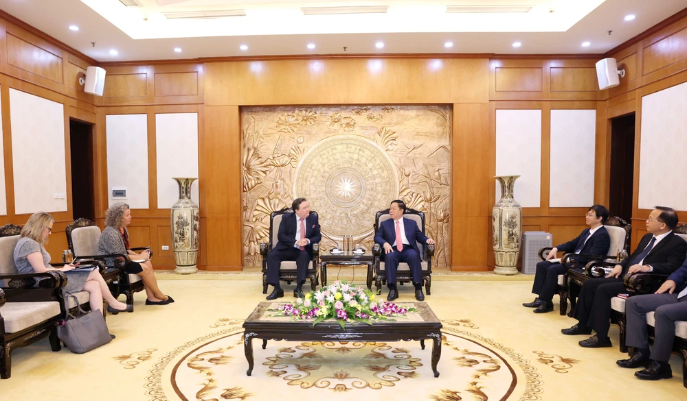 Politburo member, Secretary of the Party Central Committee and Chairman of its Commission for Information and Education Nguyen Trong Nghia (centre, right) and US Ambassador Marc Knapper at their meeting in Hanoi on August 7 morning. (Photo: VNA)