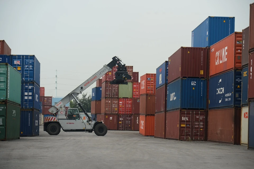 Loading export goods at Dinh Vu Port, Hai Phong city. (Photo: kinhtedothi.vn)