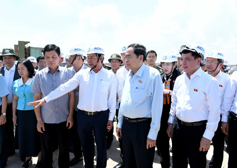 Chairman of the National Assembly Tran Thanh Man (front row, 2nd from right) listens to a report on Phase 1 of the Long Thanh International Airport project. (Photo: daibieunhandan.vn)