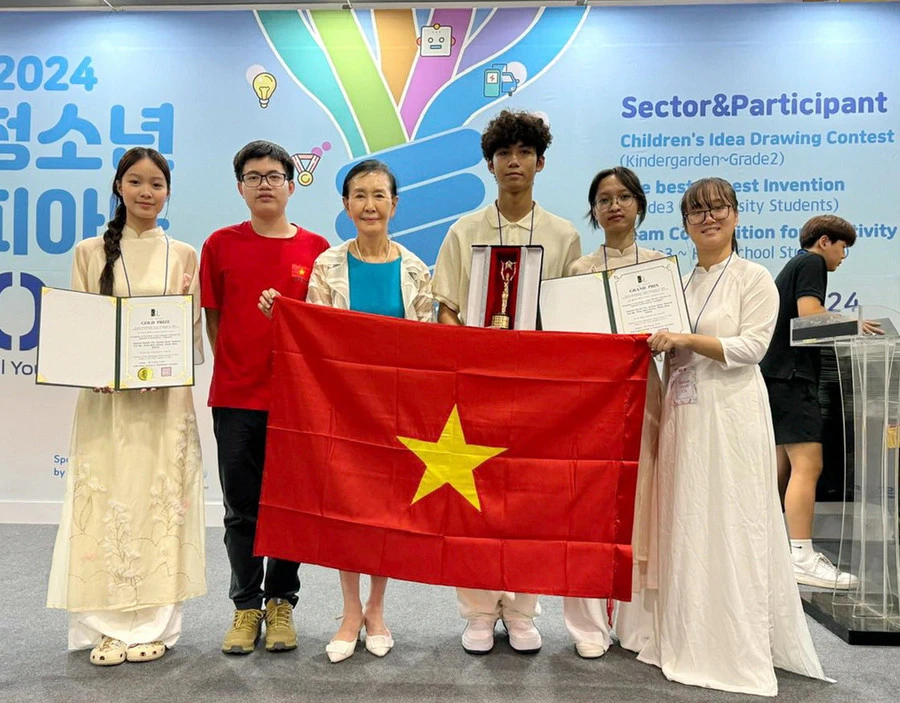 The five-member Vietnam 2 team holding their prizes at the 2024 Korea International Youth Science Olympiad (KIYO4i). (Photo: giaoducthoidai.vn)