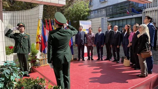 At the ASEAN flag hoisting ceremony in Paris on August 8 (Photo: VNA)