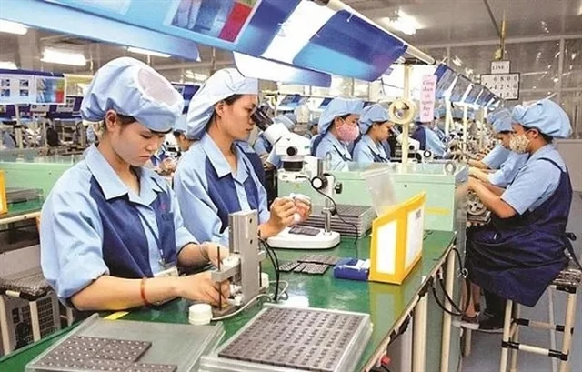 Workers at a factory in Vietnam. (Photo: VNA)