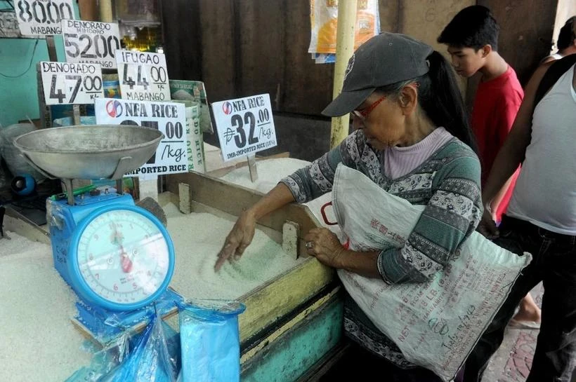 Shoppers buy rice at a market in Manila, the Philippines. (Photo: AFP/VNA) 