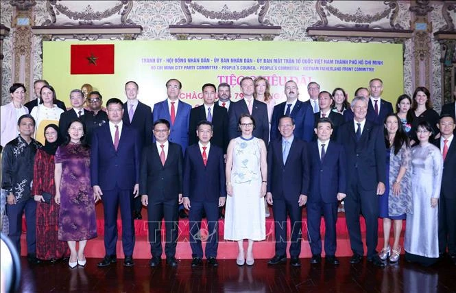 Participants pose for a group photo at the banquet. (Source: VNA)