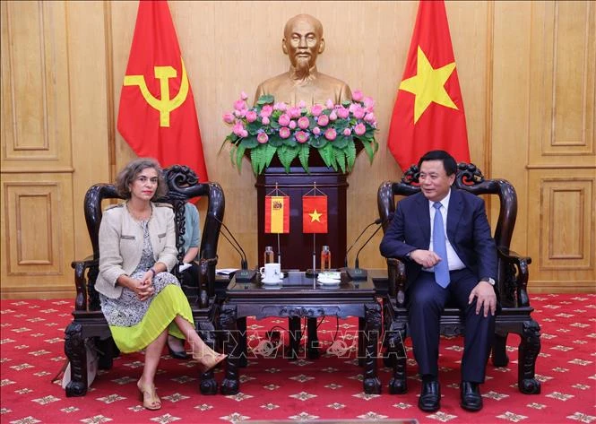 Politburo member, President of the Ho Chi Minh National Academy of Politics (HCMA) Nguyen Xuan Thang (R) and new Spanish Ambassador to Vietnam Carmen Cano de Lasala at their meeting in Hanoi on August 29. (Photo: VNA)