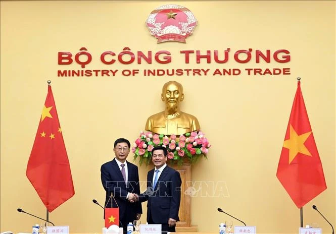 Minister of Industry and Trade Nguyen Hong Dien (R) and Liu Ning, visiting member of the Communist Party of China (CPC) Central Committee and Secretary of the CPC Committee of China’s Guangxi Zhuang Autonomous Region at their talks on August 30 (Photo: VNA)