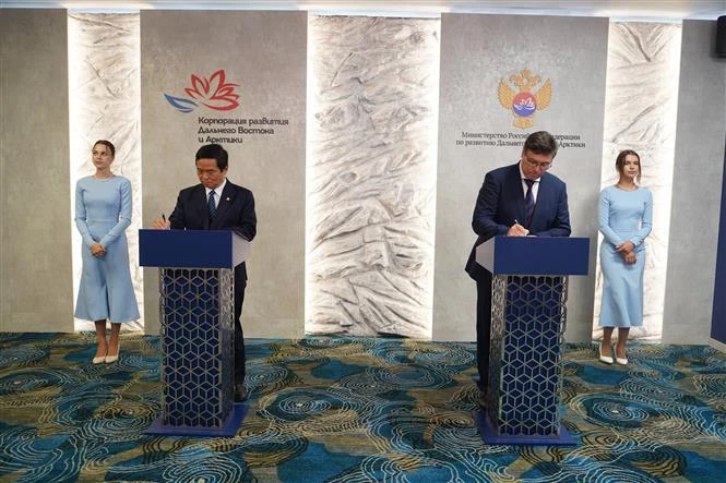 Representatives of the Vietnamese-based Hoa Binh Construction Group and Russian Segezha Group signs their memorandum of understanding in Vladivostok on September 4, on the sidelines of the business dialogue session between Russia and ASEAN. (Photo: VNA)