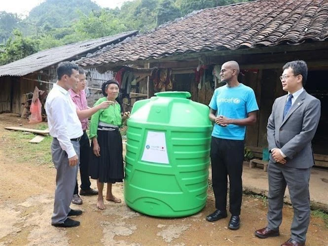 One of the 456 plastic water storage tanks is presented to a local in Cao Bang (Photo: VNA)