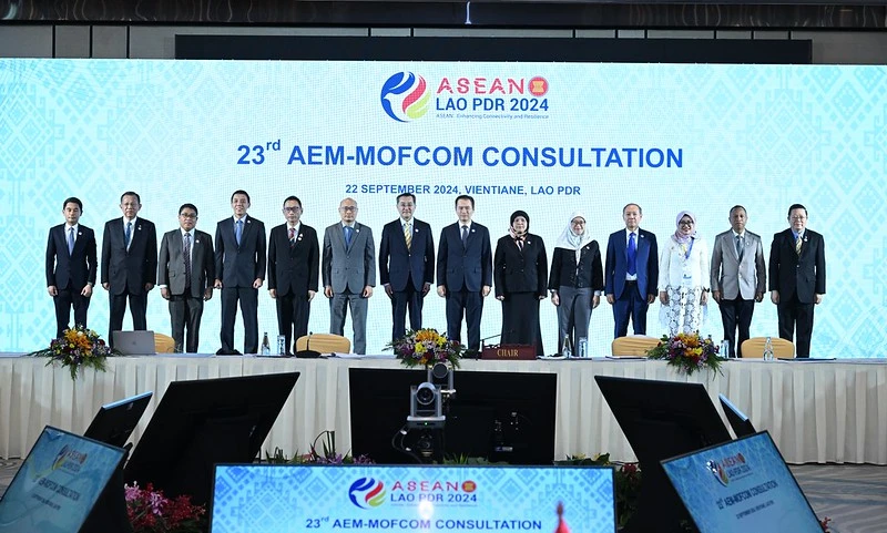 At the 23rd ASEAN Economic Ministers - China Ministry of Commerce Consultation (AEM-MOFCOM) on September 22 in Vientiane, Laos. (Photo: VNA)