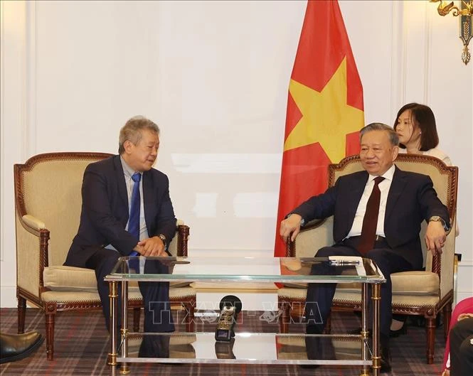 Party General Secretary and State President To Lam (R) and Nguyen Hai Nam, Chairman of the France-Vietnam Friendship Association (AAFV), at their meeting in Paris on October 7. (Photo: VNA)