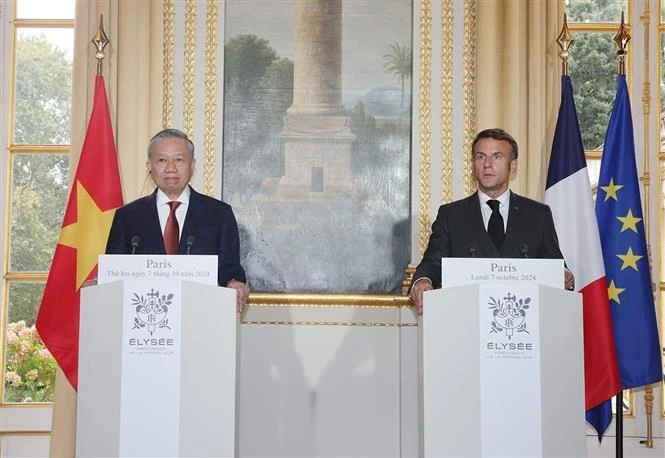 Vietnam’s Party General Secretary and State President To Lam (L) and French President Emmanuel Macron at a press briefing before their talks in Paris on October 7. (Photo: VNA)